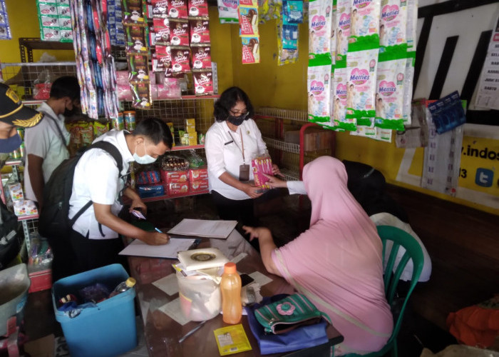 Monitoring BDKT, Dinperindag Purbalingga Temukan Makanan Kedaluwarsa di Pasar Padamara