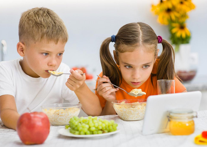 7 Cara Agar Anak Mau Makan Tanpa Disuapi, Sangat Efektif