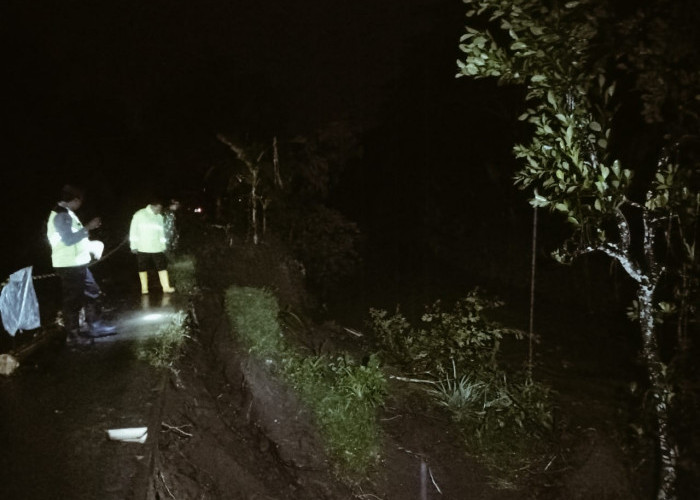 Longsor di Karanggayam Gerus Bahu Jalan