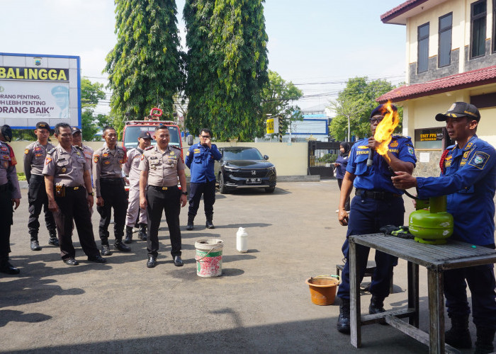 Puluhan Personel Polri dan Kelompok Masyarakat Ikuti Pelatihan Pemadaman Kebakaran di Mapolres Purbalingga