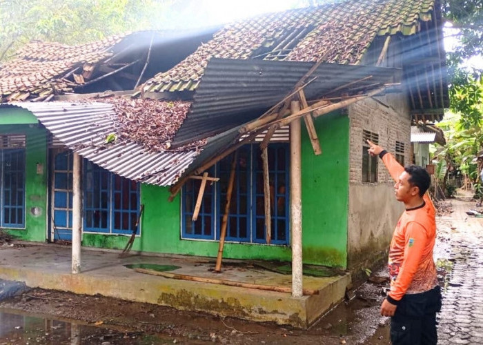 Hujan Deras, Atap Rumah Warga Petanahan Ambruk