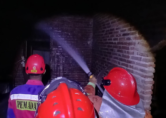 Tungku Pawon Bakar Rumah di Kalibagor, Damkar Banyumas Selamatkan Bangunan dari Kobaran Api yang Meluas