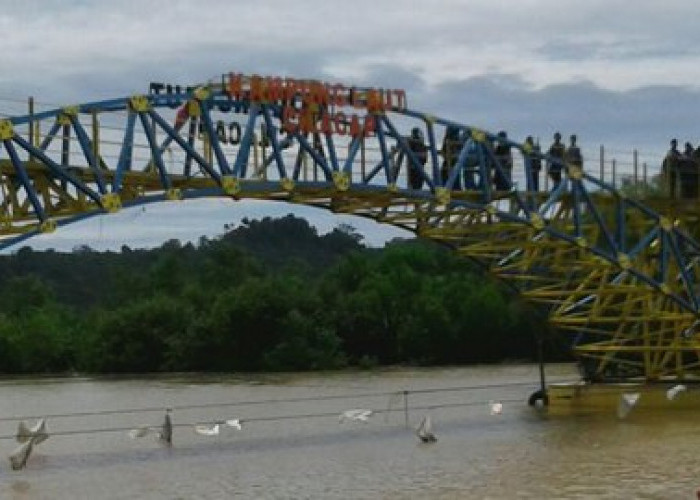 Kementerian PUPR Serahkan Jembatan Apung Kampung Laut kepada Pemkab Cilacap