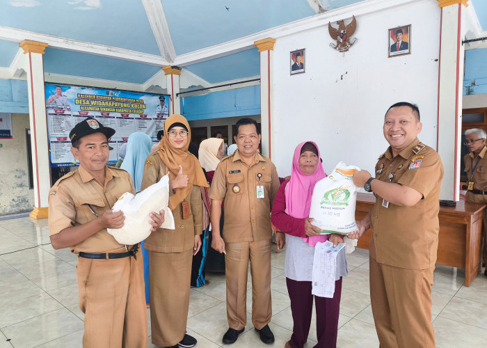 8.186 Warga Binangun Terima Bantuan Beras CPP