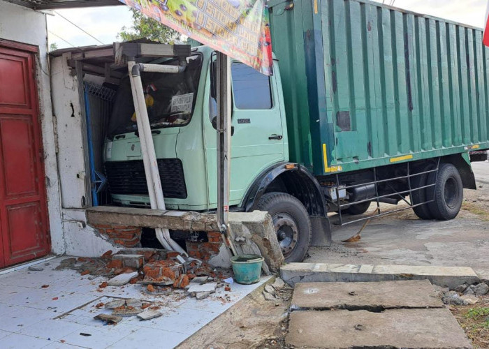 Truk Tabrak Motor dan Rumah di Jalan Raya Rawalo-Jatilawang, Satu Korban Meninggal di Lokasi