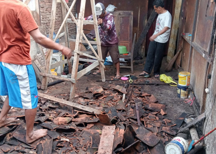 Atap Rumah Ambrol Diterjang Hujan Angin di Banjarnegara