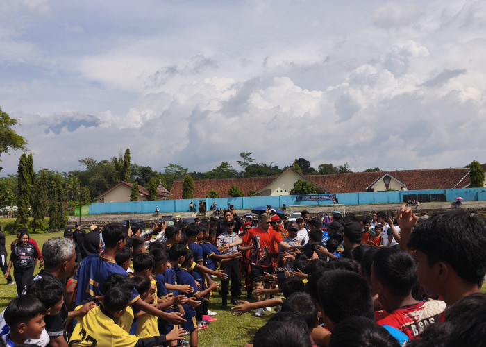 Christian El Loco Gonzales “Dikeroyok” Puluhan Anak SSB di Banteran