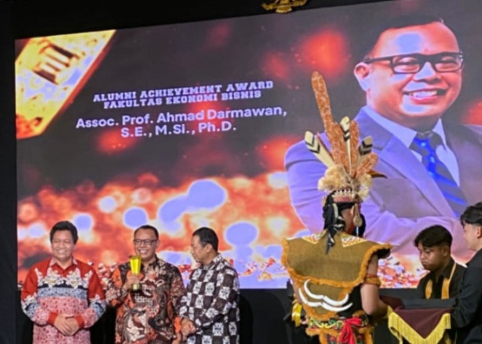 Akhmad Darmawan Raih Alumni Achievement Award 