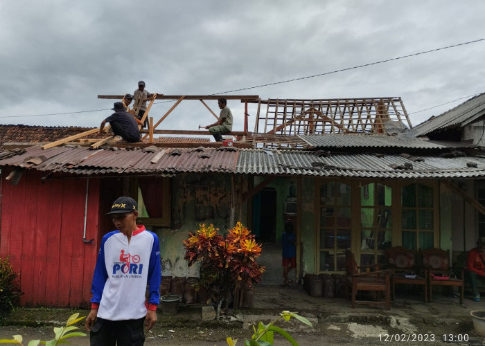 Diterjang Angin Kencang, Atap Rumah Roboh di Menganti Rawalo. 