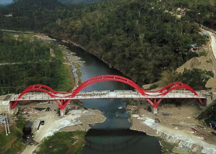 Lima Tersangka Kasus Dugaan Korupsi Jembatan Merah Diserahkan Kepada Kejari Purbalingga, Langsung Ditahan