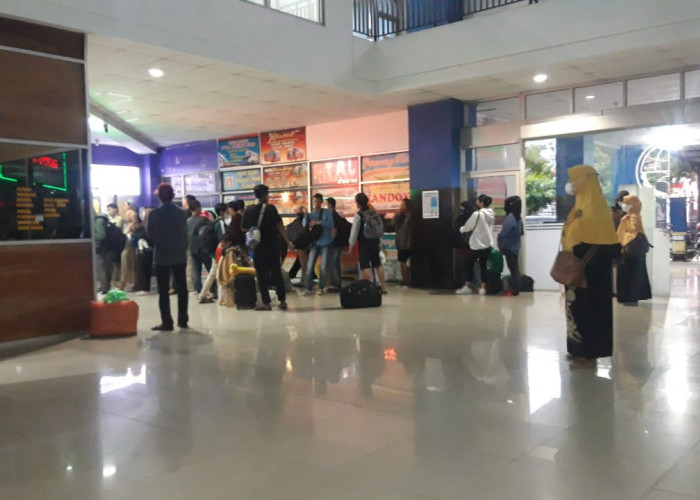 Ribuan Penumpang Padati Terminal Bangga Mbangun Desa