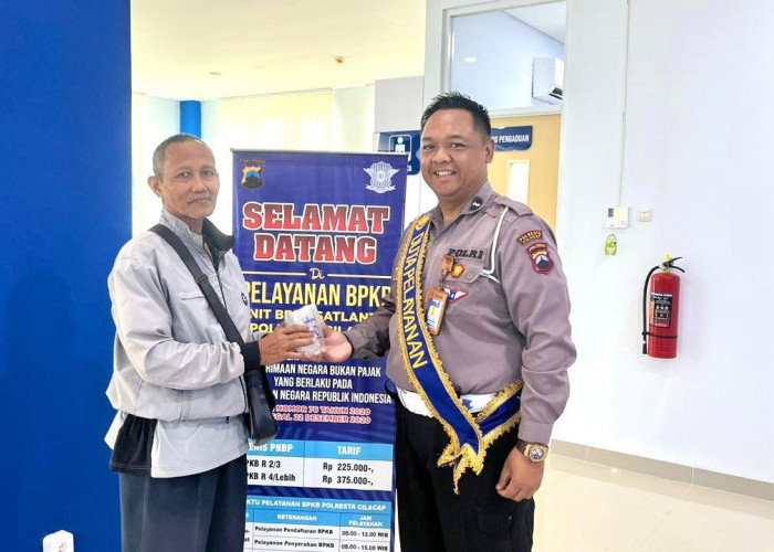 Pemohon Tertib Administrasi Dapat Hadiah dari Unit BPKB Satlantas Polresta Cilacap