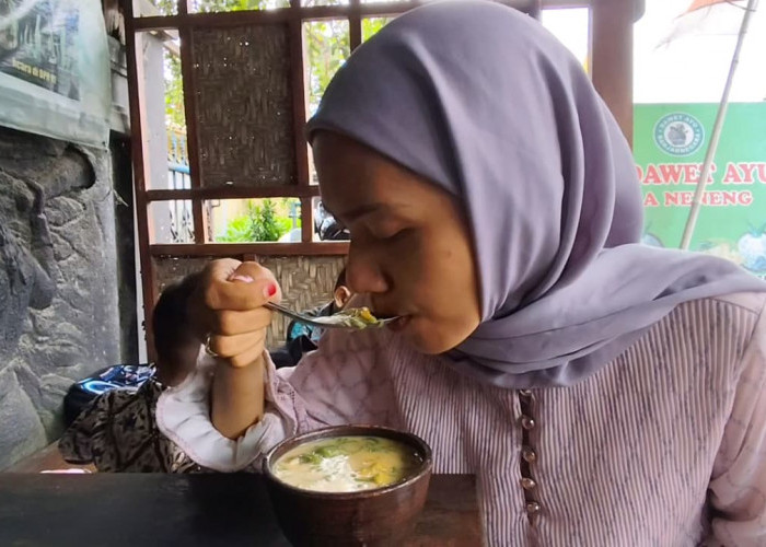 Rasa Lebih Segar, Dawet Ayu Mbak Neneng Disajikan dengan Mangkok Tanah Liat Khas Banjarnegara