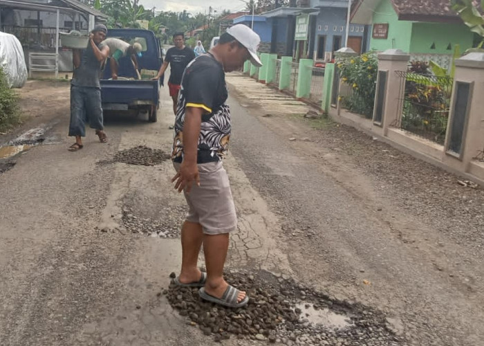 Bahaya, Swadaya Urug Jalan Kabupaten Berlubang di Pandak