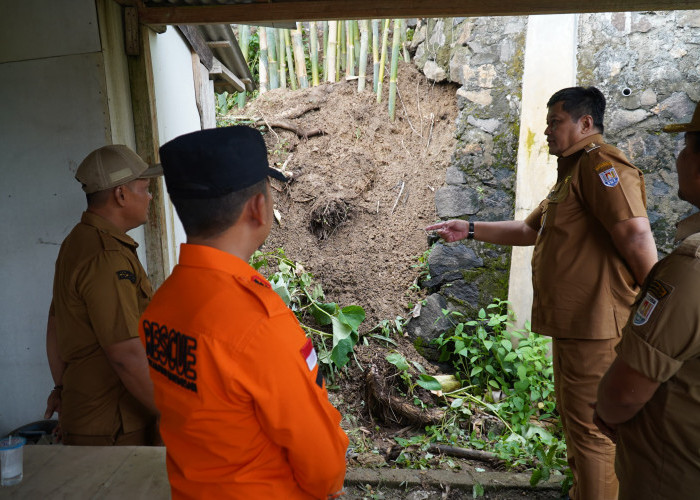 Hujan Dengan Intensitas Tinggi Akibatkan Tebing Setinggi 2,5 Meter Longsor