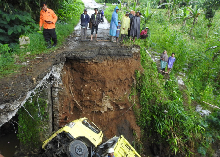 Jembatan Ambrol di Banjarnegara, Truk Bermuatan Pasir Terjun ke Sungai