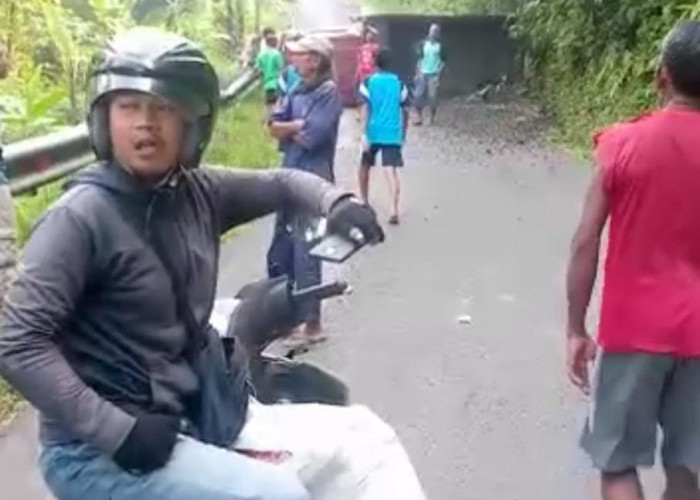 Tak Kuat Nanjak, Truk Terguling Tutup Badan Jalan di Jatisaba Cilongok
