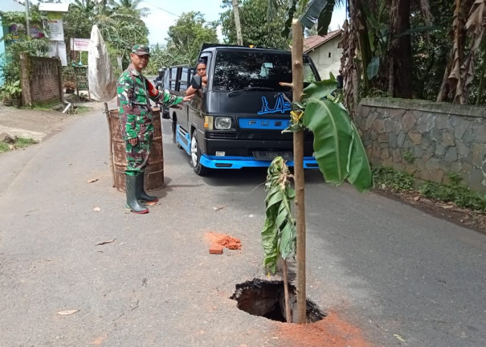 Bolong, Jembatan Kali Seliling Desa Papringan Amblas, Jalan Tidak Bisa di Lalui Kendaraan Berat