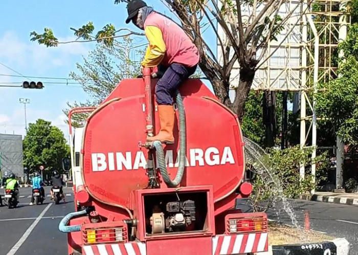Tanaman Median Jalan Mulai Mengering, DPUPR Purbalingga Gelontorkan 15 Ribu Liter Air Bersih per Hari