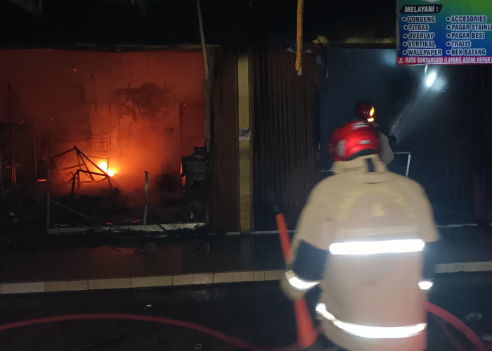 Diduga Korsleting dari Mesin Fotokopi, Dua Ruko di Bantarsari Cilacap Terbakar