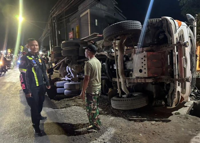 Bahu Jalan Senopati Ambles, Truk Molen Terguling di Kembaran Banyumas