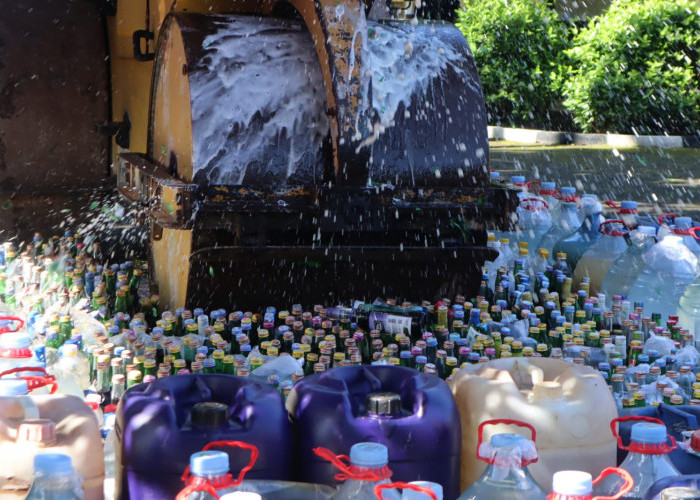 679 Botol Miras dan 1.968 Liter Mihol Ilegal di Banyumas Dimusnahkan