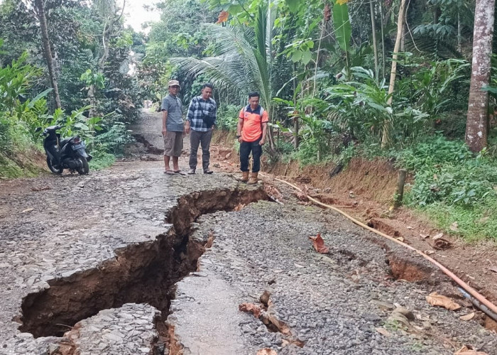 Longsor dan Tanah Gerak Landa Dayeuhluhur, Rumah Warga Retak hingga Jalan Amblas