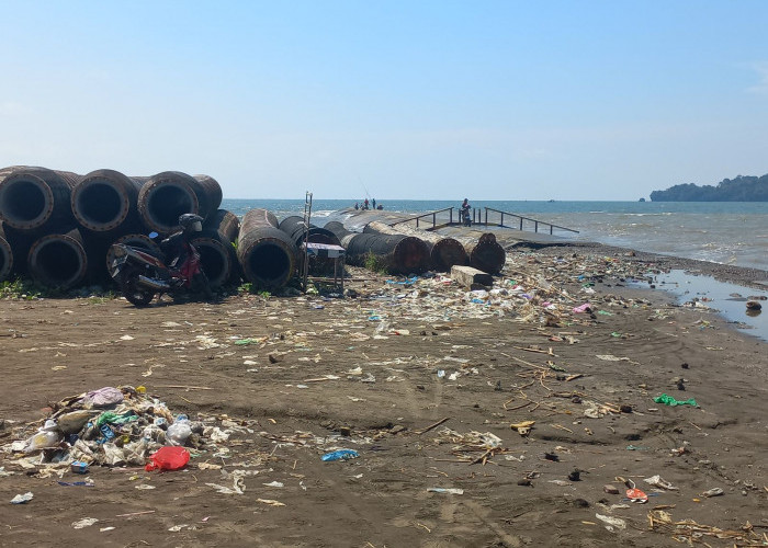 Sampah Masih Menumpuk di Teluk Penyu, Warga Minta Solusi