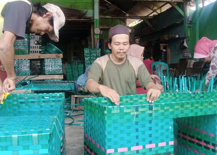 UMKM Cilacap Mulai Bangkit, Tas Anyaman Limbah Plastik dari Bantarsari Tembus Pasar Luar Jawa
