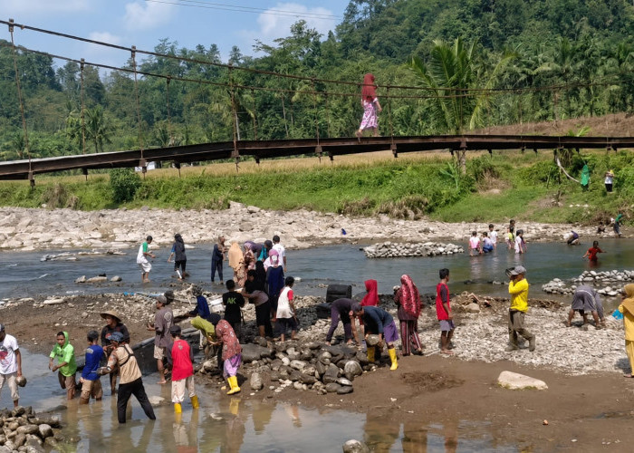 Jembatan Kaligintung Rusak, Warga Kumpulkan Lebih dari Rp 30 Juta untuk Perbaikan