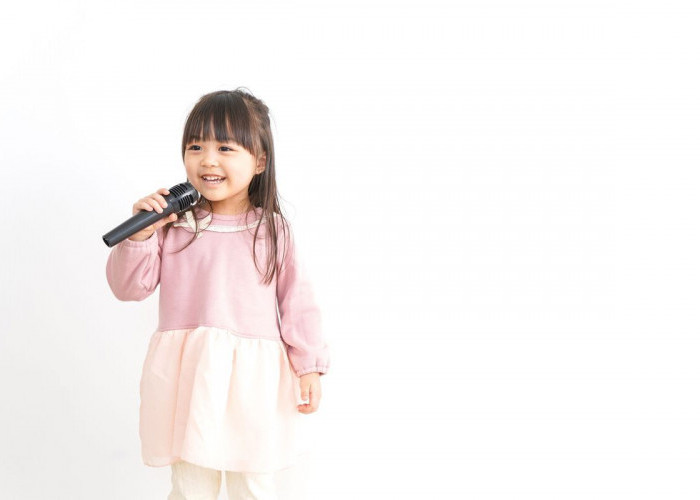 8 Cara Mengembangkan Potensi Anak yang Hobi Bernyanyi 