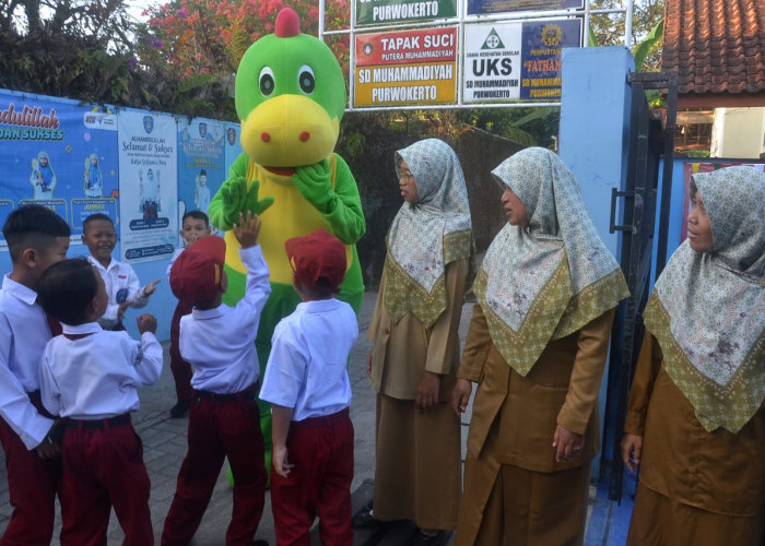 Badut Dino Sambut Hari Pertama Masuk Sekolah
