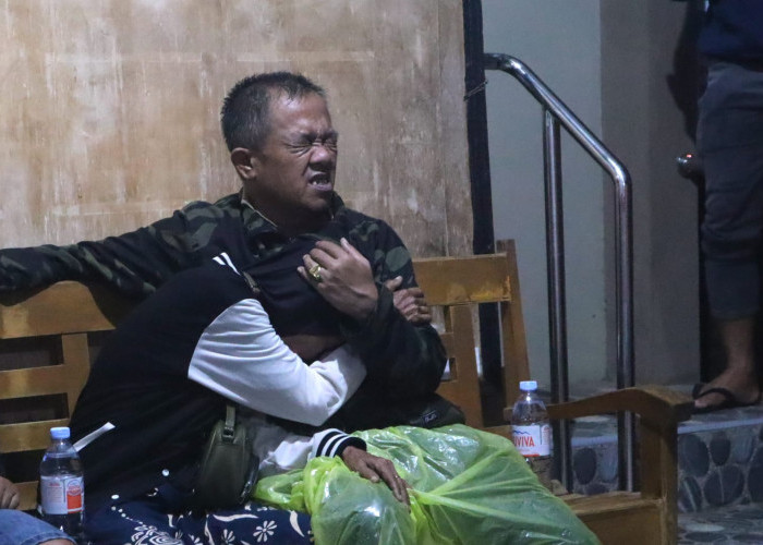 Mbah Tari Menanti Suaminya yang Hilang, Berharap Keajaiban di Tengah Duka Longsor Cibeunying