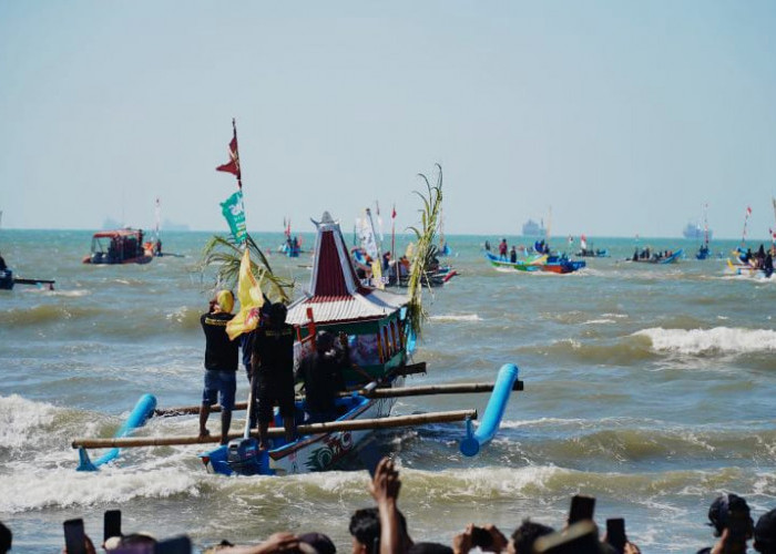 Sedekah Laut Kembali Digelar di Cilacap, Puluhan Jolen Dilarung di Pantai Teluk Penyu