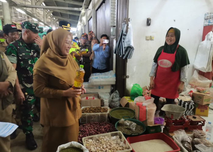 Bupati Banjarnegara Temukan Beras Bantuan Dijual di Pasar saat Sidak Pasar Jelang Nataru
