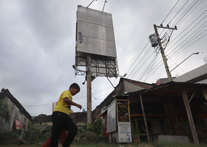 Papan Reklame Membahayakan, Satpol Identifikasi Sebelum Penertiban