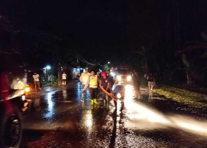 Semen dari Truk Molen Tumpah, Akibatkan Jalan Nasional Cimanggu Cilacap Licin 