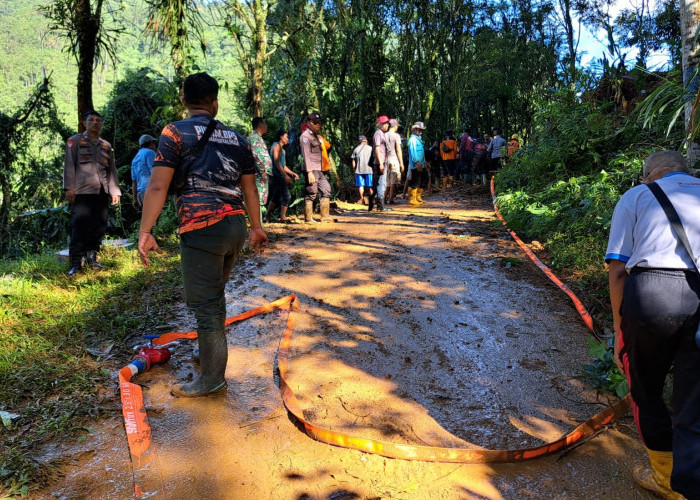 Ruas Jalan Kramat-Sirau yang Tertimbun Longsor, Akhirnya Kembali Bisa Dilalui Kendaraan