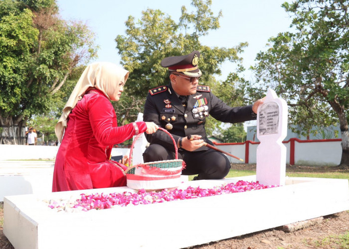 Kapolres Tabur Bunga Makam Briptu Anumerta Syukron Fadli Densus 88