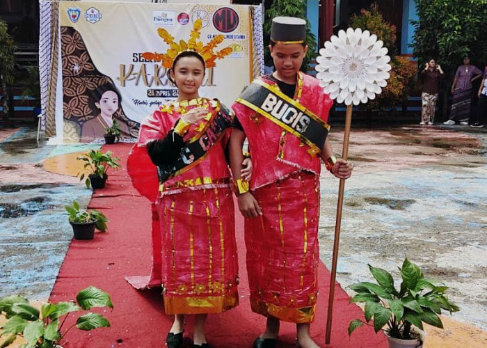 Peduli Lingkungan, Siswa Lenggak Lenggok dengan Busana dari Limbah di Hari Kartini