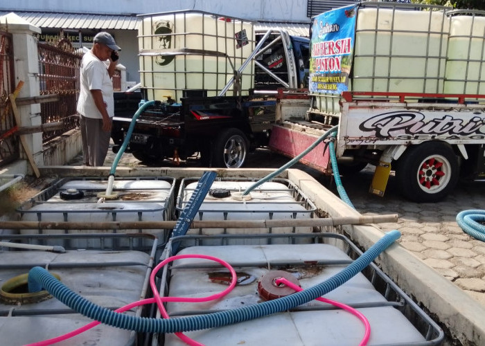 Kemarau Picu Krisis Air Bersih di Sumpiuh, PISTON Salurkan 5.000 Liter untuk Sekolah dan Masjid