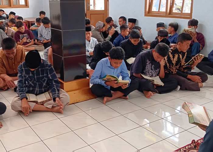 SMP Muhammadiyah Jeruklegi Isi HUT RI dengan Tadarus hingga Bazar