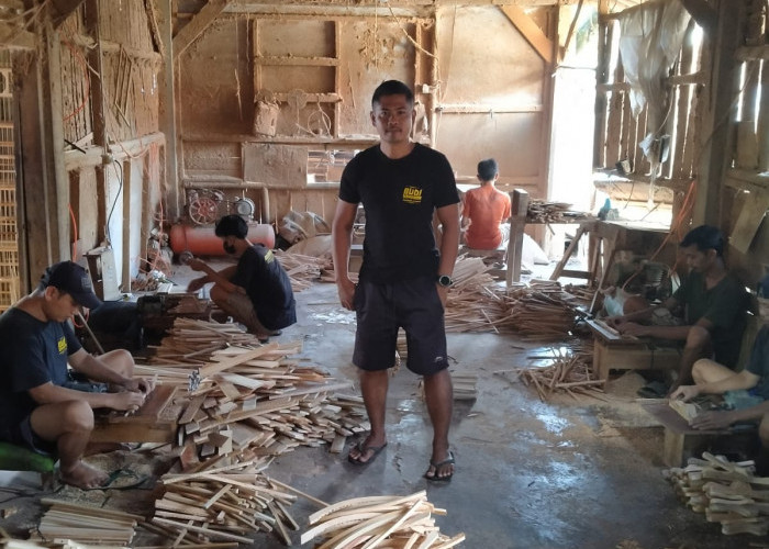 Prihatin Budiono (35), Pengrajin Sangkar Burung Ajibarang, Pasarkan Produk Unggulan Desa Ke Sumatera