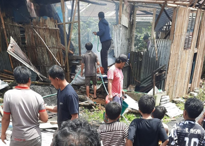Api dari Tungku Picu Kebakaran, Warga Padamkan dengan Alat Seadanya