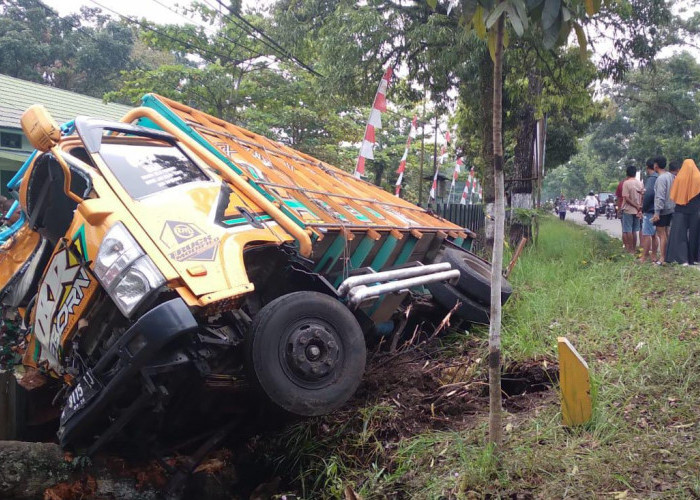 Truk Bermuatan Kayu Terguling di Depan Yonif 406, Sopir Terjepit di Dalam Kendaraan