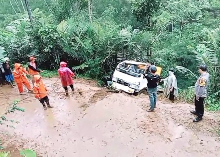 Truk Bermuatan Bata Ringan Masuk Jurang 70 Meter di Banjarnegara, Evakuasi Makan Waktu 7 Jam