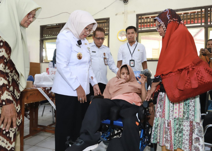 Bupati Kebumen Salurkan Alat Bantu untuk 116 Siswa SLB 