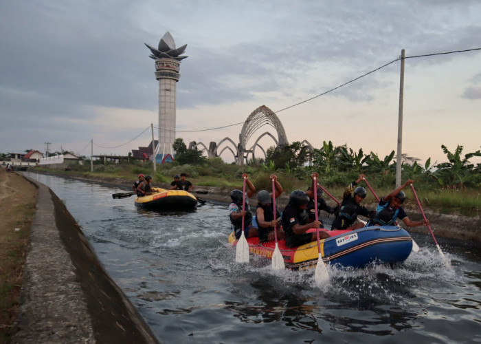 Debit Sungai Menyusut, Atlet Arung Jeram Banyumas Berlatih di Irigasi Jalan Bung Karno