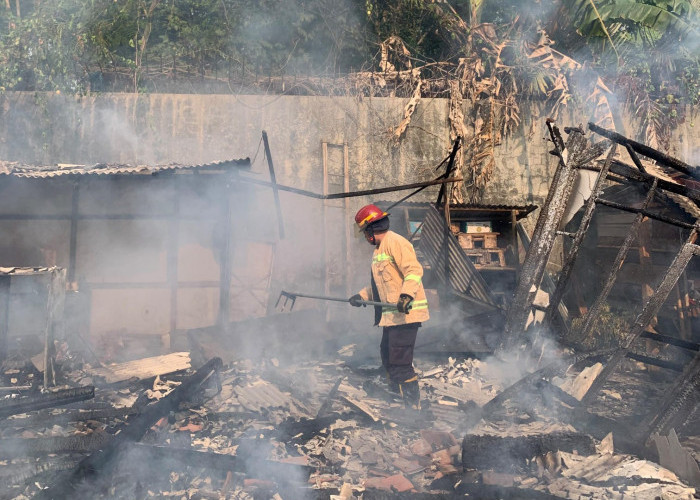 Diduga Korsleting Listrik, Rumah Kayu di Kroya Cilacap Ludes Terbakar