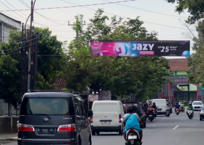 Kantongi Stiker Pajak Namun Tetap Ilegal, Satpol PP: Semua Spanduk Melintang di Jalan Adalah Pelanggaran